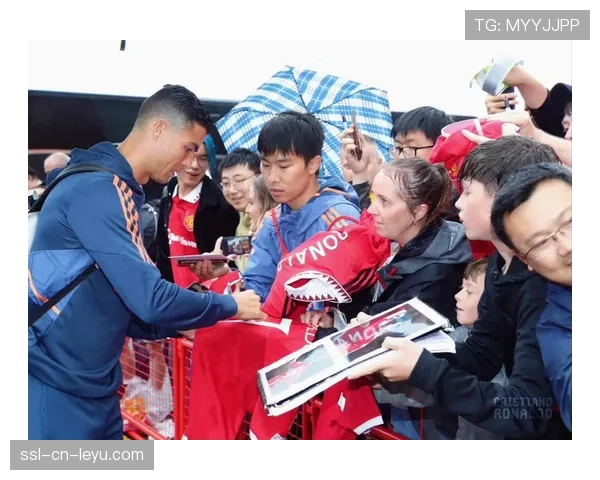 暖心一幕:热那亚小球迷冲入场内,被保安抱起后获赠全体球员签名 暖心一幕:热那亚小球迷冲入场内,被保安抱起后获赠全体球员签名